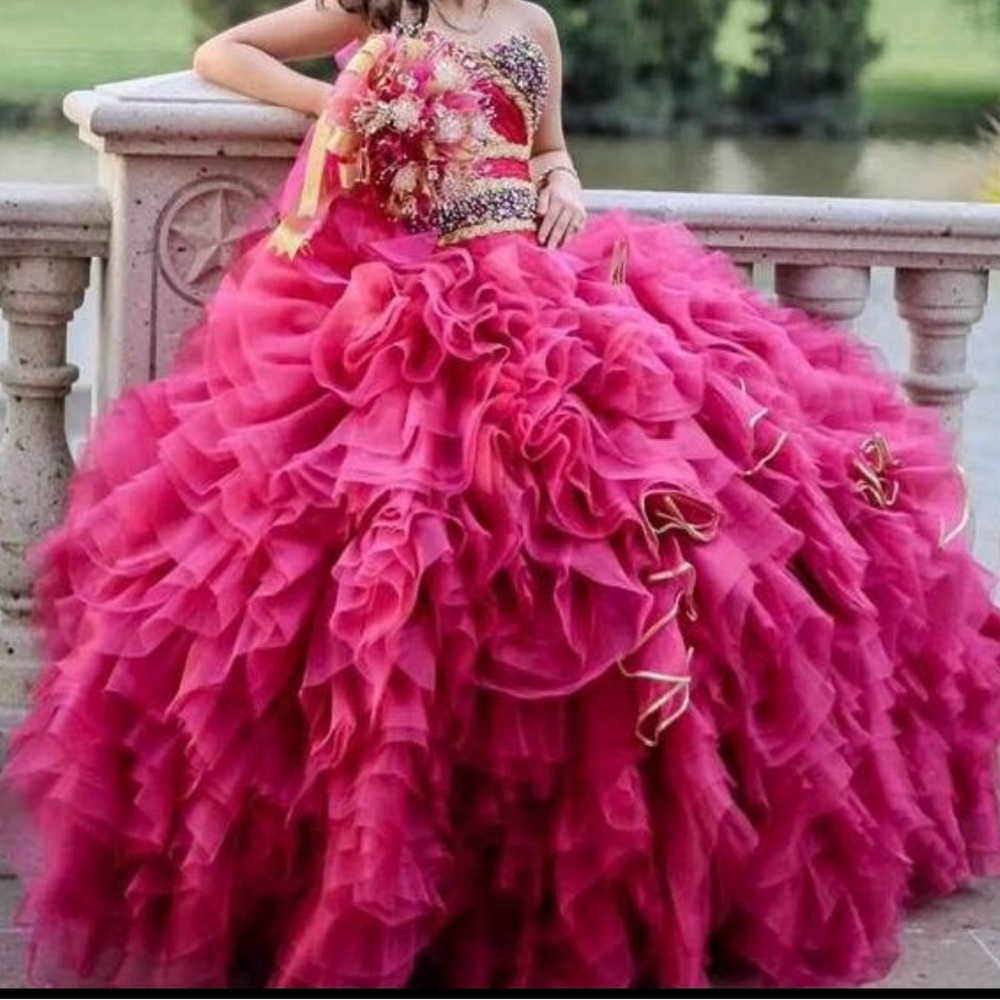 Fuschia quinceañera dress size S/M.  Bouquet included.